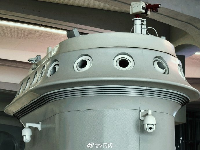 在一个多功能信息亭上,有空调机组,空气净化器,消防报警器,5g信号放大