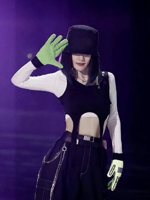 就问谁不羡慕谢娜的好身材啊,腰线线条流畅,突然就有减肥动力了!