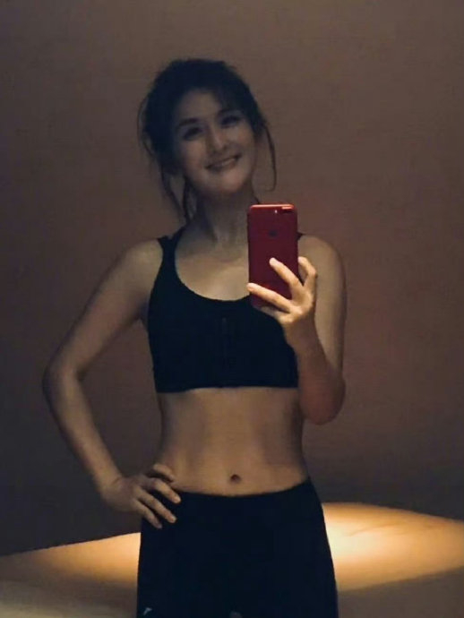 就问谁不羡慕谢娜的好身材啊,腰线线条流畅,突然就有减肥动力了!