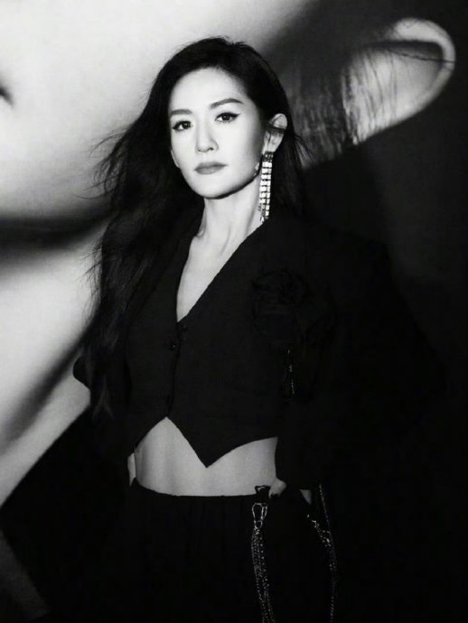 就问谁不羡慕谢娜的好身材啊,腰线线条流畅,突然就有减肥动力了!