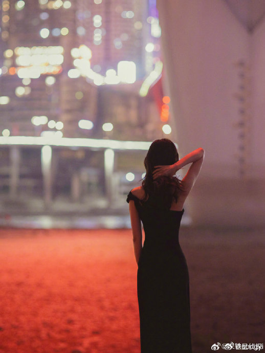 晒洪崖洞打卡随拍,朦胧夜色里氛围感拉满,晚风下的背影好美!