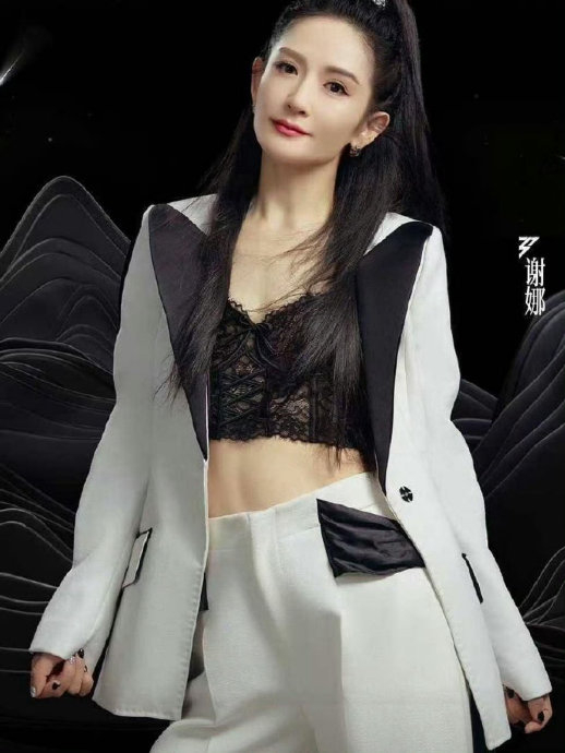 就问谁不羡慕谢娜的好身材啊,腰线线条流畅,突然就有减肥动力了!