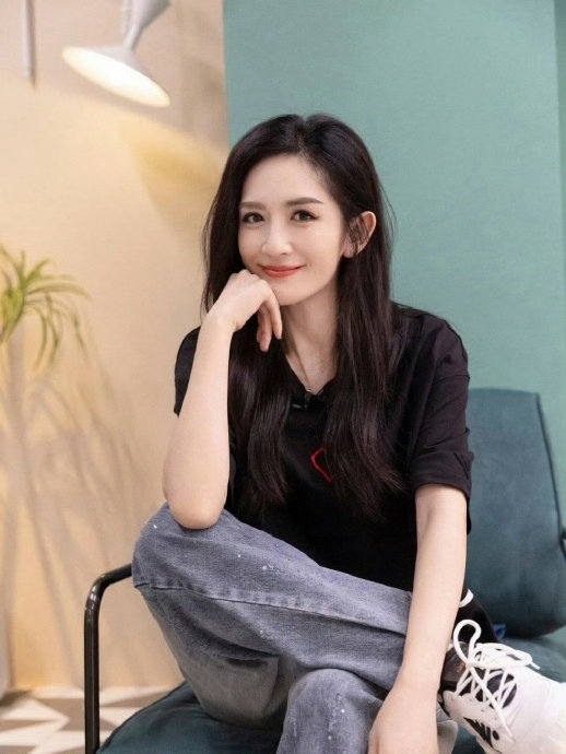 就问谁不羡慕谢娜的好身材啊,腰线线条流畅,突然就有减肥动力了!