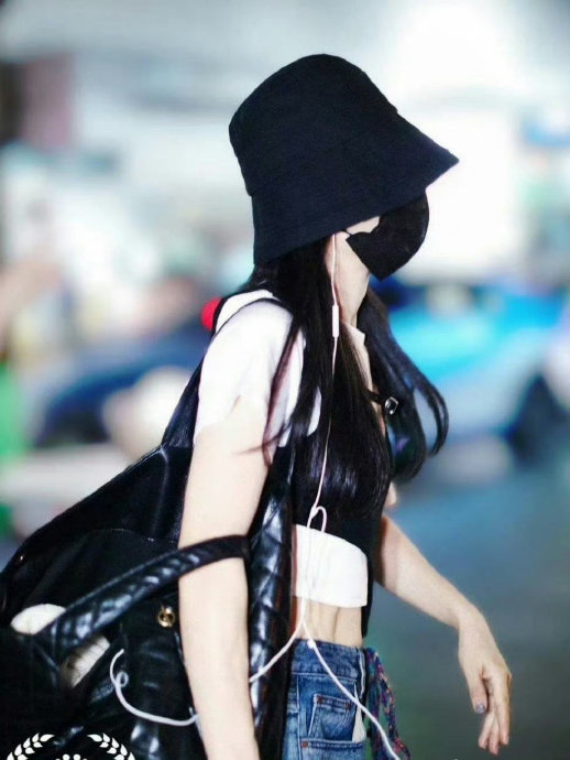 就问谁不羡慕谢娜的好身材啊,腰线线条流畅,突然就有减肥动力了!