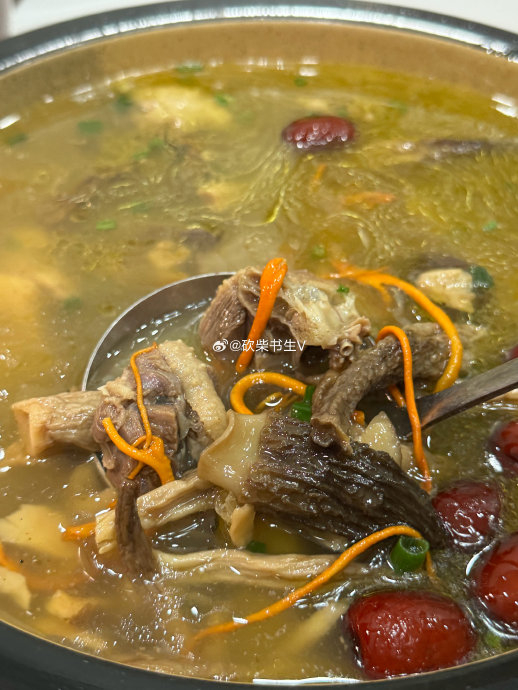 在酒都仁怀吃黔肴醉鹅,120天左右的鹅剁成块,除了正常的辣椒调料外