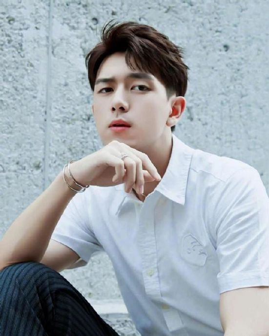 刘大锤辟谣# #李现恋情传闻#让我们一起为李现加油打气,期待他未来