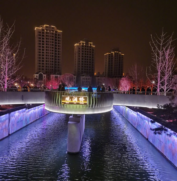 亮马桥是北京新开发的休闲圣地,一到晚上,流光溢彩,水光麟麟|北京市