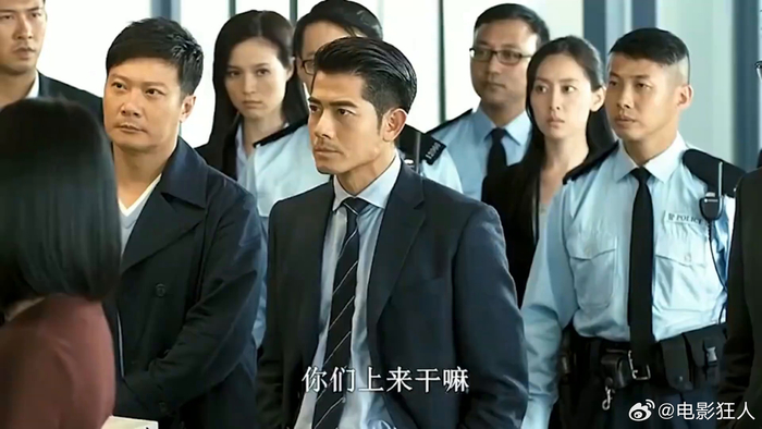 知道你梁家辉火气大,所以带一批军装来帮你去去火