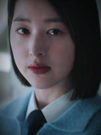 短发的白夏琳看起来.更疯了.