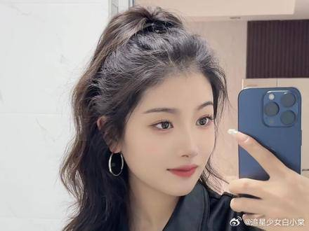 秋冬穿搭的百搭喷泉半马尾发型