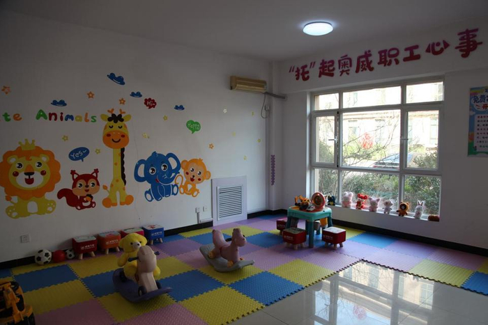 设施,还添置了电视,淋浴,卫生巾,红糖等物品,为全年龄段女职工提供