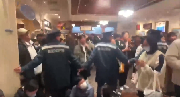 场面一度有些混乱,仅现场组建的两个微信群,进群人数就已超过800人