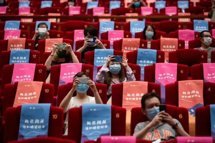 ▲“屏摄”是不道德的，违背了基本的观影礼仪，对周围观众的观影环境造成了破坏。
