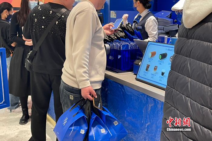 北京Roll‘ING瑞士卷门店，“黄牛”在代购。韦香惠 摄
