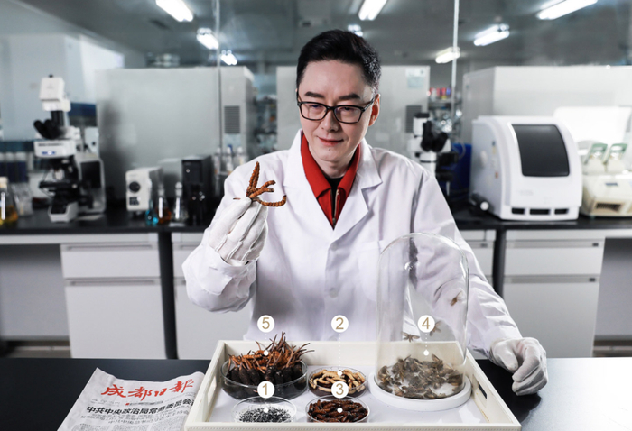 张雪峰创造的创造的第一款爆款产品就是极草5x,号称是一款冬虫夏草纯