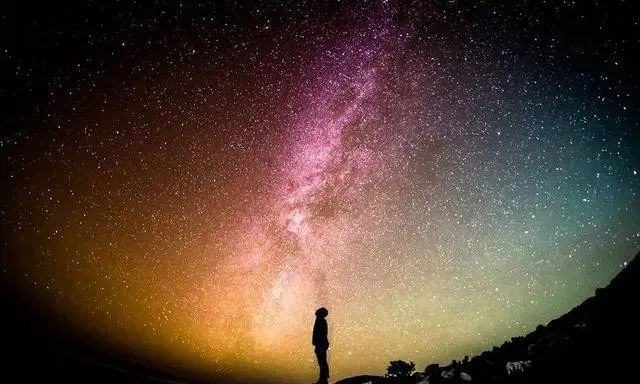 它看起来就像一条在天空中流淌的银光闪闪的长河,所以我们将它称为"