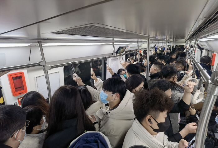 拥挤的北京地铁。  视觉中国 资料图