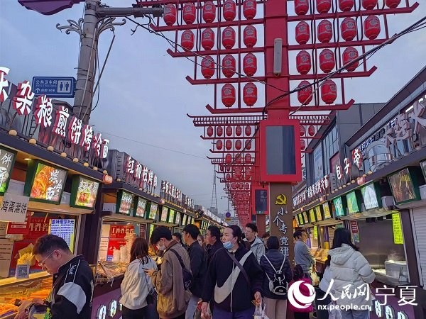 宁夏怀远夜市:"小摊位"聚起人间烟火|夜市|宁夏_新浪新闻