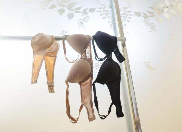 泰国变态狂魔惹众怒,一次偷21件女性内衣,受害者众多