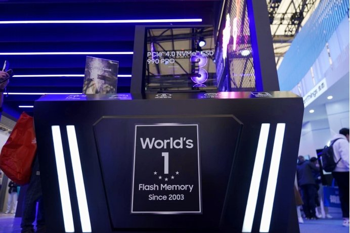 普通版本中,三星自研主控芯片采用镀镍散热涂层提高散热效率,表面的