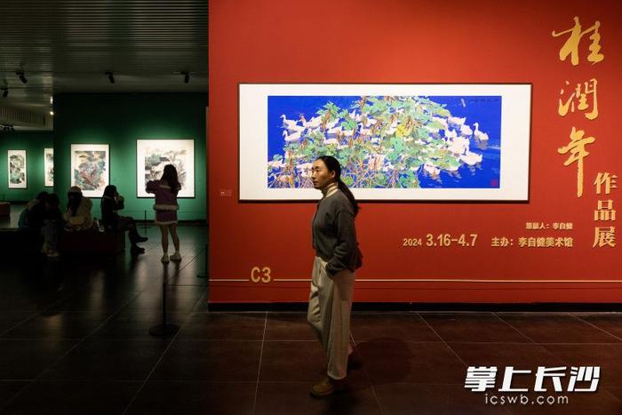 桂润年,1942年出生于湖北省武汉市青山区,毕业于广州美术学院,中国