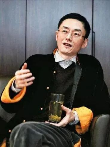 生于1984年,而极草和听花酒背后的这位张雪峰生于1969年,正是赶上了