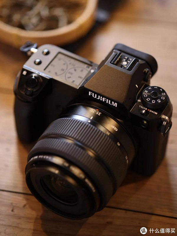 富士gfx50sii是一款中画幅入门相机,拥有5140万像素,搭配35-70mm镜头