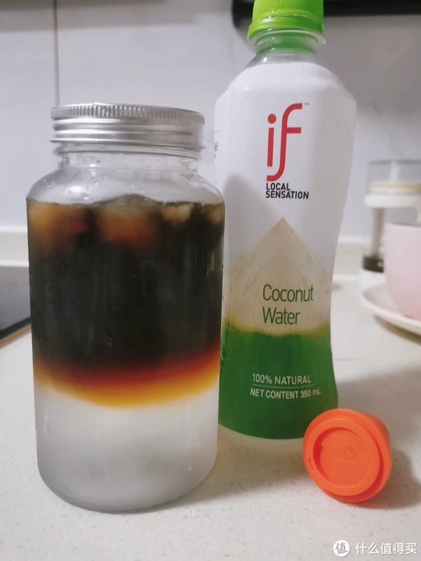 冰柠气泡美式 | 2号 先切好柠檬片挂壁,放入冰块,然后加入气泡水,再把