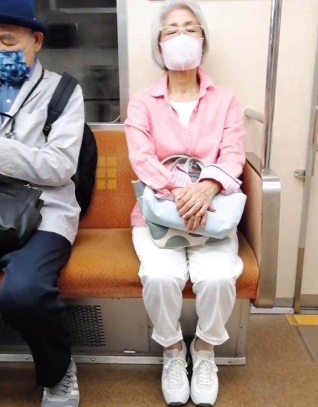 上海地铁奶奶精致到骨子里:白发不染,裙配黑丝,一看就是有钱人|白发
