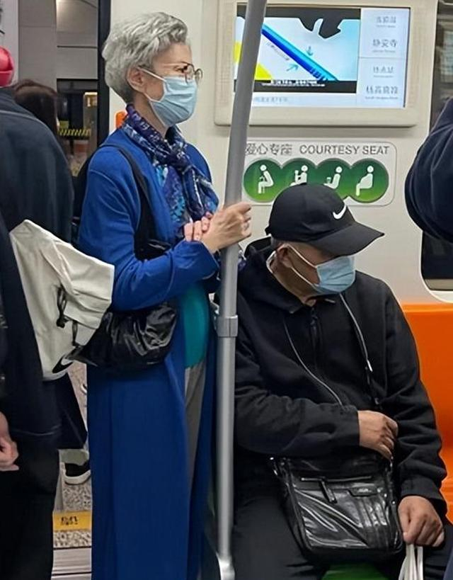 ① 纹理烫齐耳短发谈白发色变,是大多数女性普遍存在的问题,其实换个
