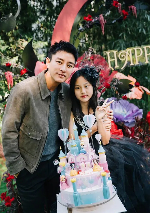 贾乃亮心疼女儿遭网暴陪她游玩散心,11岁甜馨脖子超长特别显气质