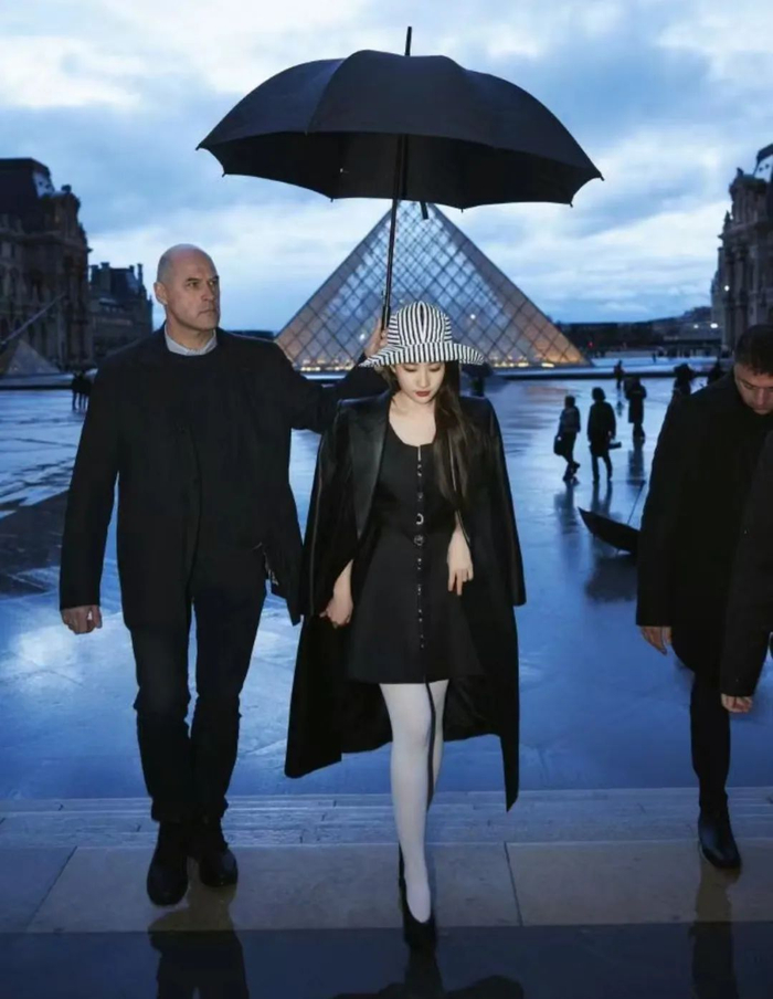 要求正牌女友给无缝衔接的道歉娱乐圈的三观跟着她的黑丝走是吧