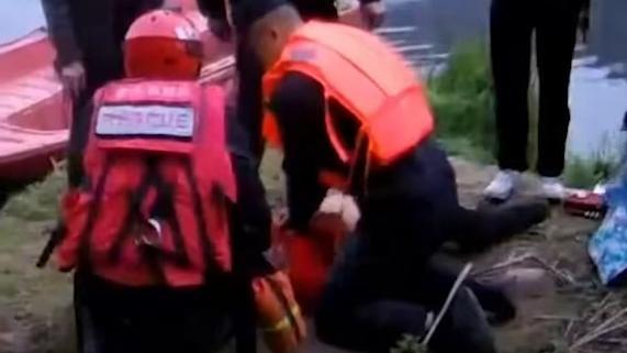 辅警跪地20分钟心肺复苏救回溺水女子