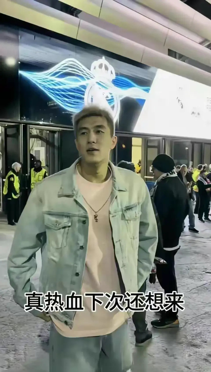 美女球迷在马德里偶遇郭艾伦,平易近人合照,郭妈妈已过去做陪护