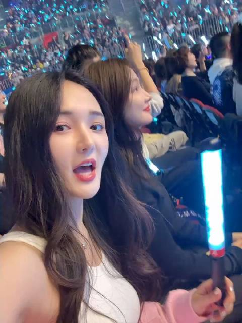 追星就要去现场听她唱歌靳梦佳和miss一起去张靓颖演唱会了