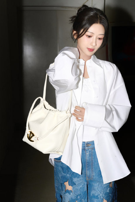 白色衬衫搭配牛仔裤,一套干净利落,太美啦|杨紫|牛仔裤_新浪新闻