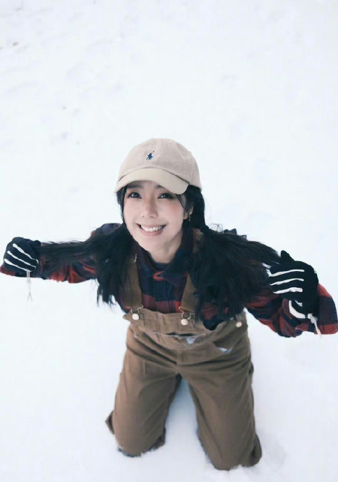 网友在杭州机场偶遇@赵奕欢chloe ,西装短裙好显清纯,素颜状态也太能