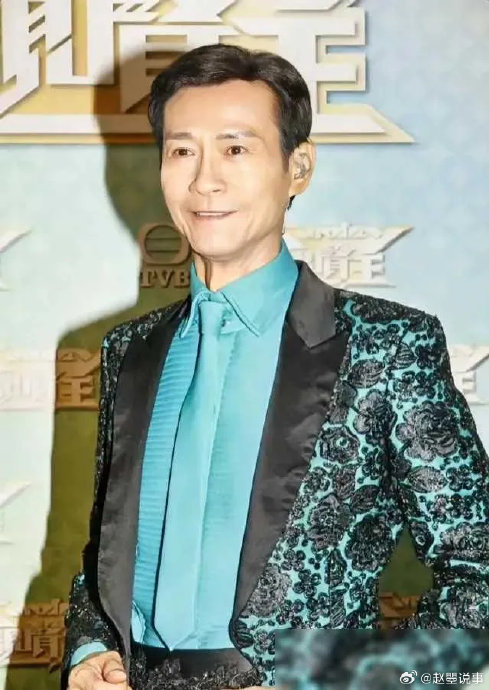 郑少秋80多岁仍保持良好形象,身姿矫健,发量丰盈,举止优雅
