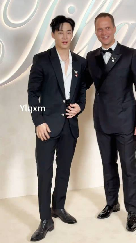 黑西装造型和总裁合影贵公子范儿十足