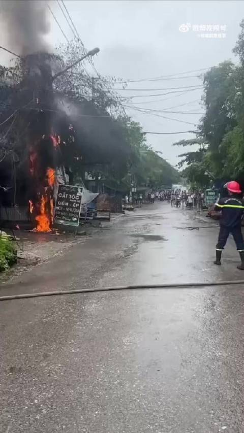 越南消防员救火这个是脉冲式救火针对带电起火的灭火非常专业