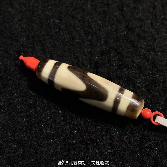 虎牙天珠,11×35mm左右,品相完美,风化细腻,包浆油润,@微博艺术_新浪