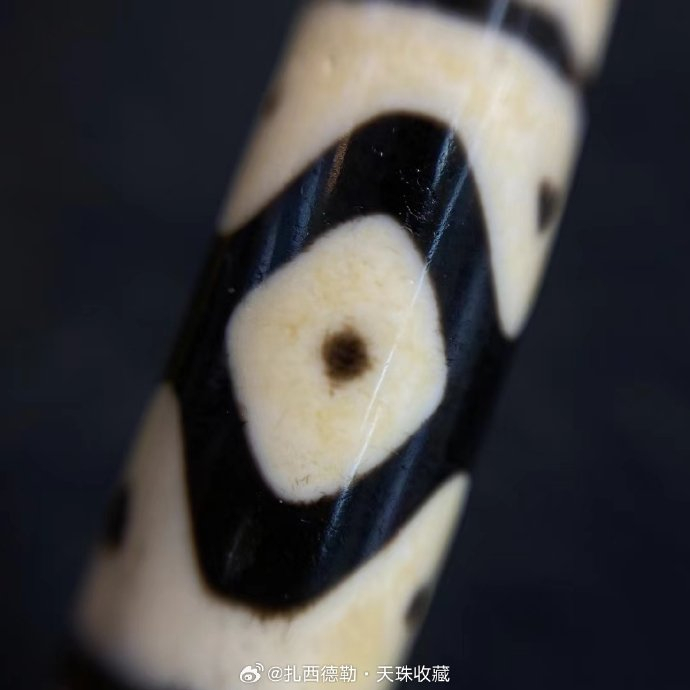 金刚三眼天珠,12×35mm左右,品相完美,风化细腻,包浆油润,@微博艺术