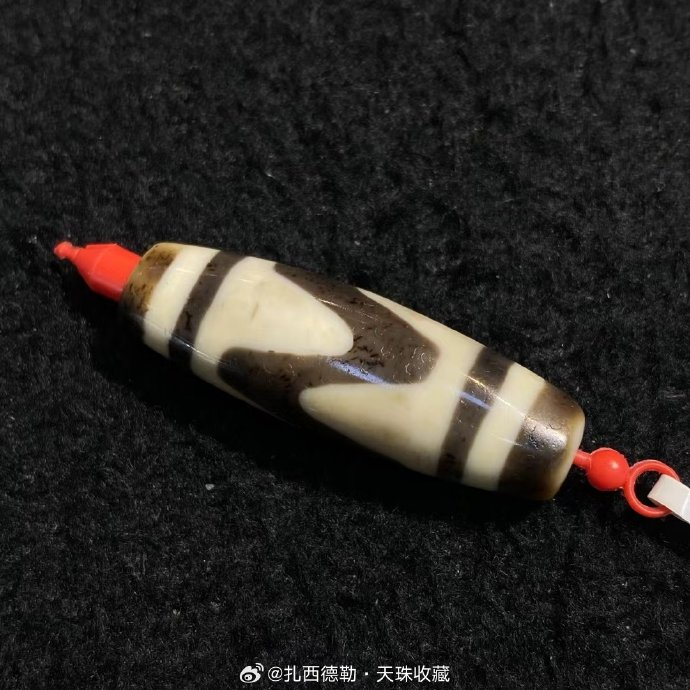 虎牙天珠,11×35mm左右,品相完美,风化细腻,包浆油润,@微博艺术_新浪