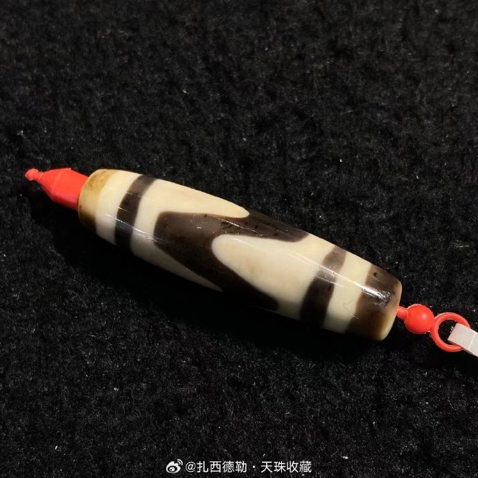 虎牙天珠,11×35mm左右,品相完美,风化细腻,包浆油润,@微博艺术_新浪