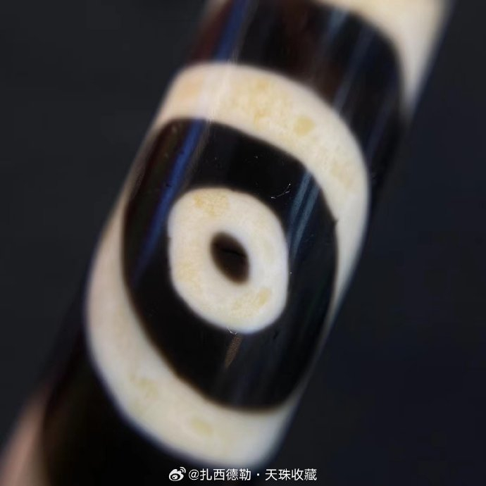 特殊一眼天珠,12×37mm左右,品相完美,风化细腻,包浆油润,@微博艺术