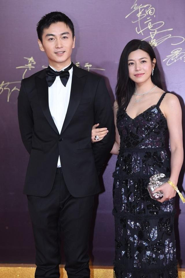 陈妍希罕见与老公陈晓亮相,穿吊带裙像女王,小4岁的他像小跟班|陈妍希