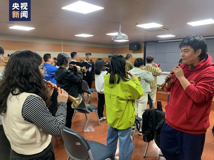 这个唢呐班火了!16个名额近五百人报名,老师"万万不理解"_新浪新闻