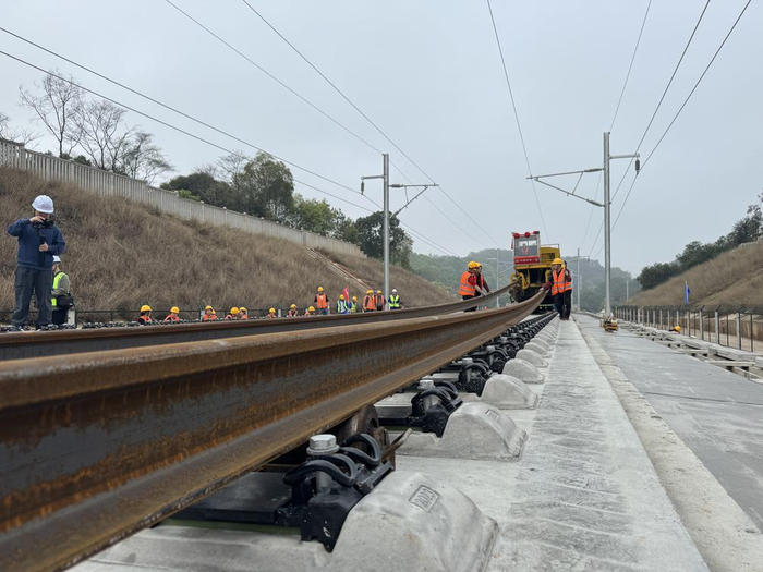 梅龙高铁全线开始铺轨