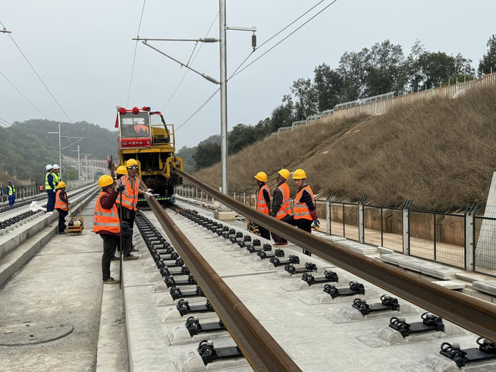 梅龙高铁全线开始铺轨