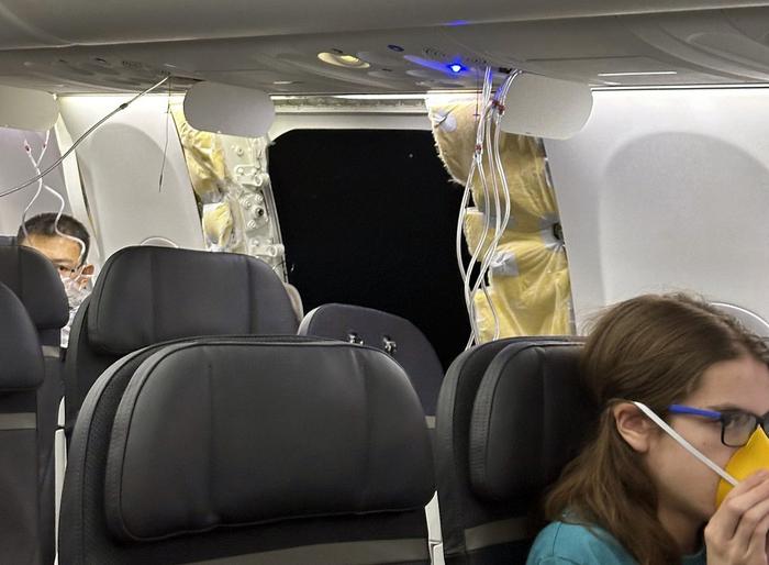 阿拉斯加航空公司波音737 Max9机舱门脱落，图自视觉中国